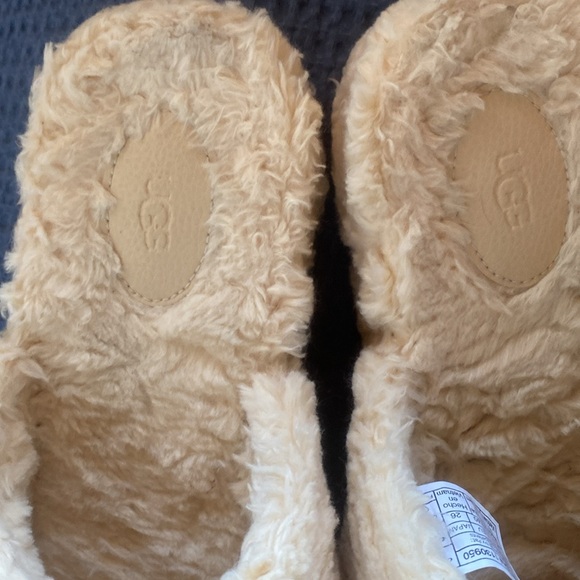 UGG NEW 2” Platform Closed Toe Faux Fur Slippers Size 9 - Picture 8 of 16